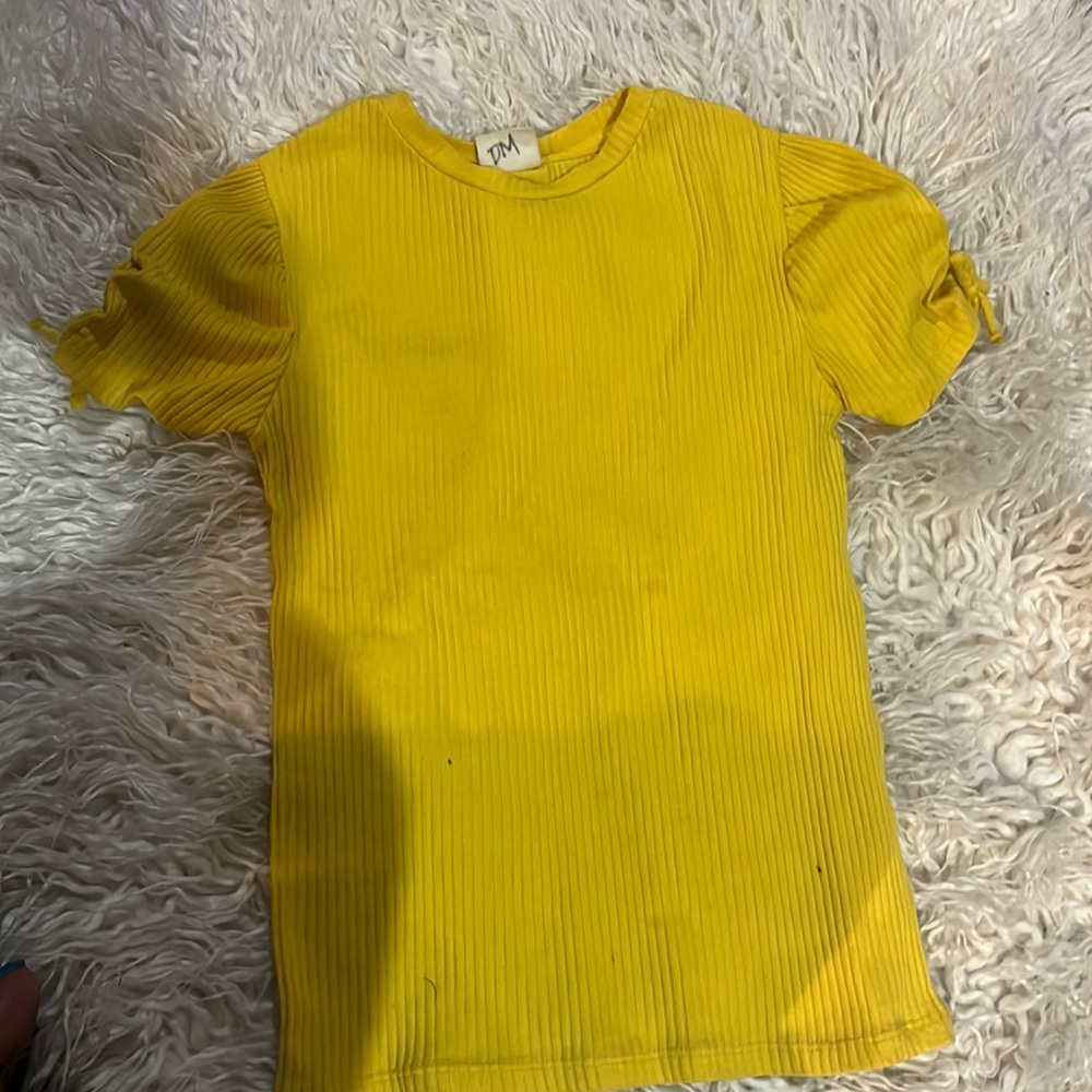 Yellow ribbed shirt !